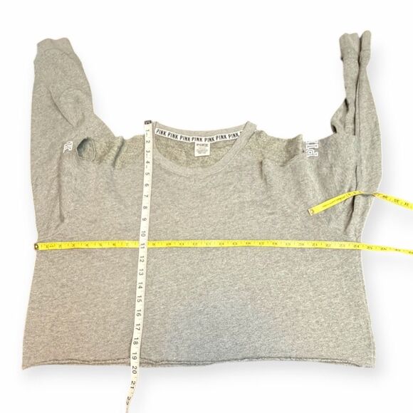 PINK VICTORIA’S SECRET Women’s Gray Long Sleeve Cropped Raw Hem Sweatshirt Size - Picture 4 of 4